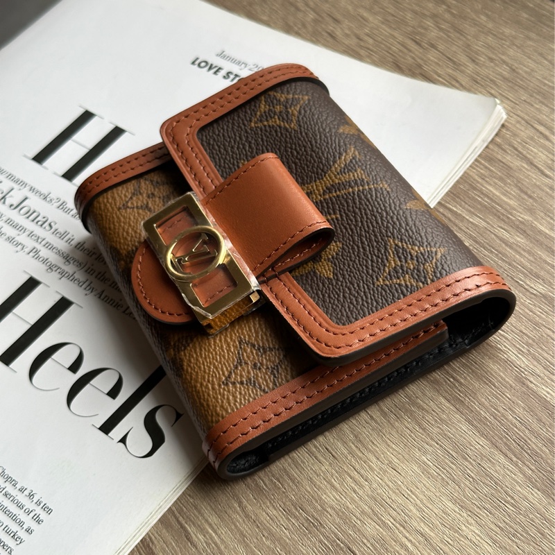‎˗ˏˋ 時髦收割機 º· 𓈒꙳ ‎˖ Louis Vuitton M68725 閒置未使用 全膠膜未撕 Dauphine 三折短夾-1