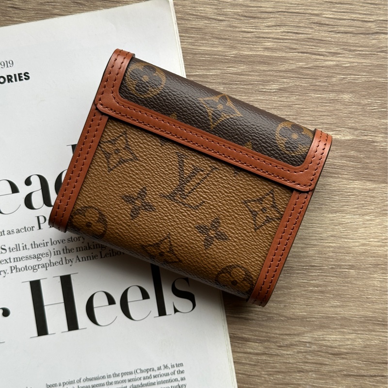 ‎˗ˏˋ 時髦收割機 º· 𓈒꙳ ‎˖ Louis Vuitton M68725 閒置未使用 全膠膜未撕 Dauphine 三折短夾-2