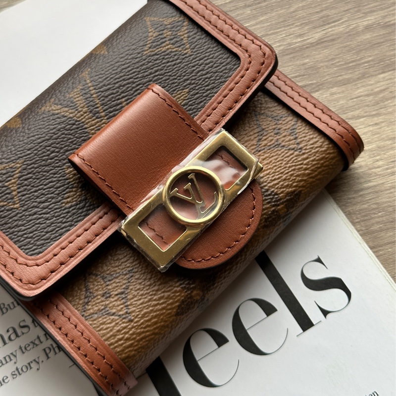 ‎˗ˏˋ 時髦收割機 º· 𓈒꙳ ‎˖ Louis Vuitton M68725 閒置未使用 全膠膜未撕 Dauphine 三折短夾-4