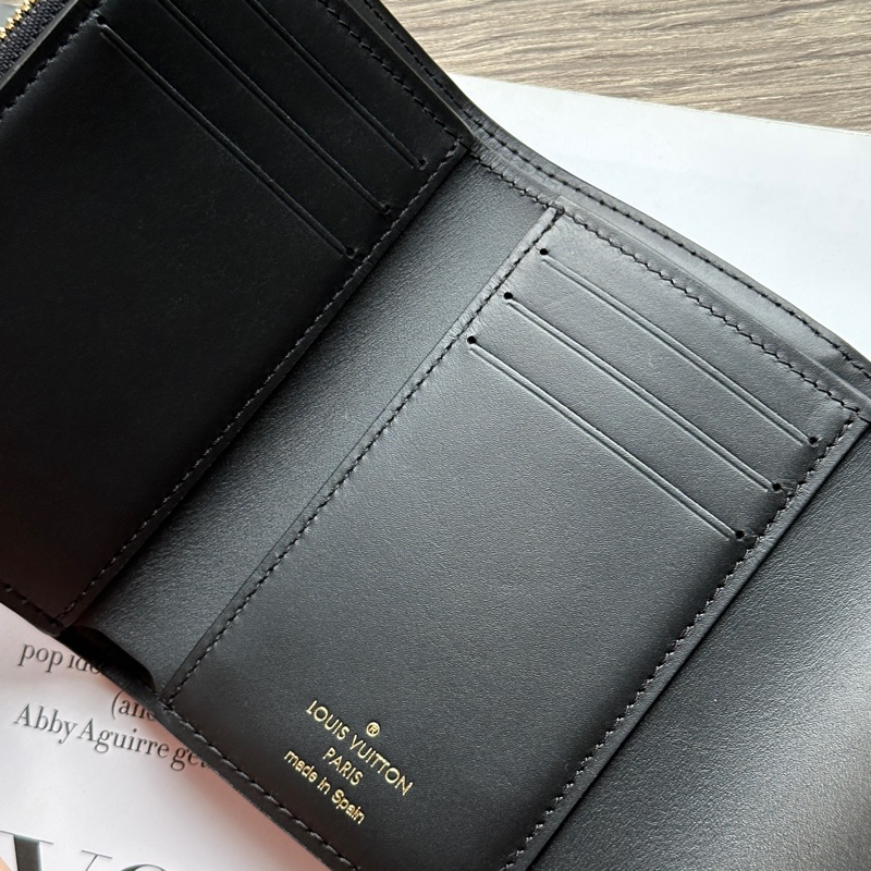 ‎˗ˏˋ 時髦收割機 º· 𓈒꙳ ‎˖ Louis Vuitton M68725 閒置未使用 全膠膜未撕 Dauphine 三折短夾-6