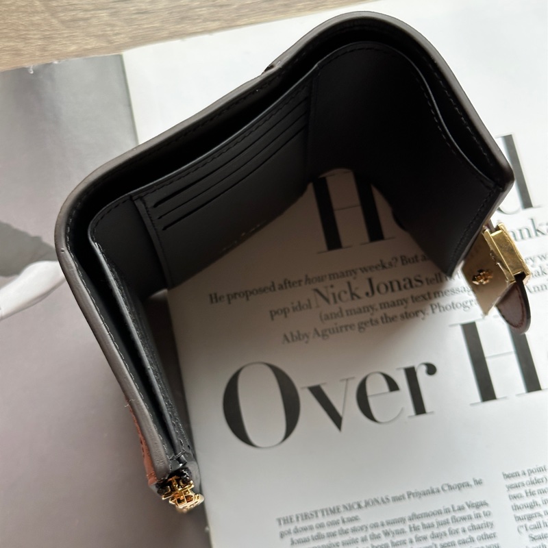 ‎˗ˏˋ 時髦收割機 º· 𓈒꙳ ‎˖ Louis Vuitton M68725 閒置未使用 全膠膜未撕 Dauphine 三折短夾-8