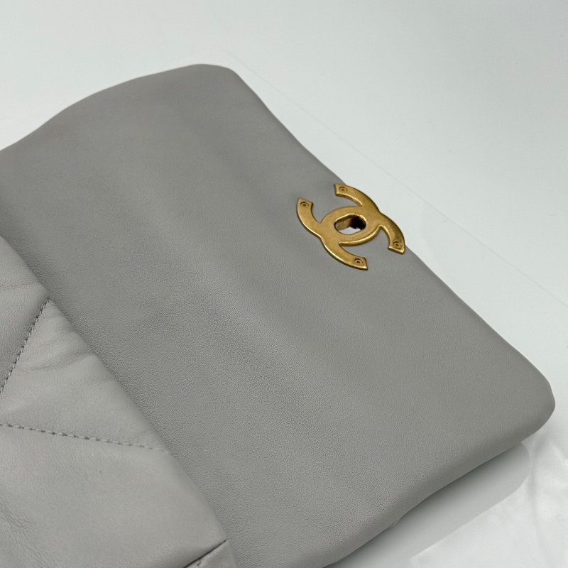 (絕版超氣質淺灰色♥️超~新~ ) CHANEL 香奈兒 斑鳩灰 19 Bag 26 cm 山羊皮 大菱格 鏈條 手提包 斜背包 AS1160-10