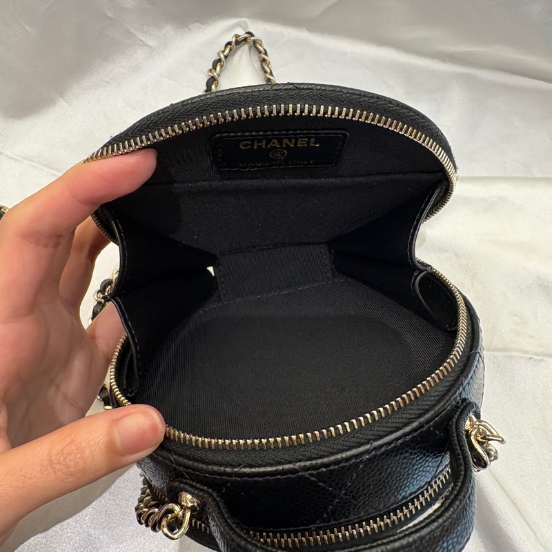 Chanel黑荔枝牛皮淡金扣迷你兩用圓餅包-6
