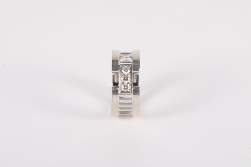 TIFFANY&CO(蒂芙尼) 18K白金 鑽石 白金 Atlas 鏤空羅馬數字 三鑽 戒指 18K-1