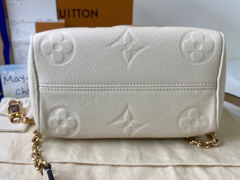 LV M58954 奶白色壓紋波士頓包-3