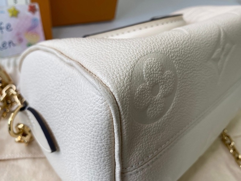LV M58954 奶白色壓紋波士頓包-10