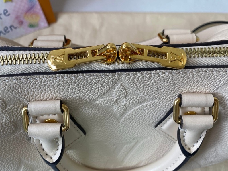 LV M58954 奶白色壓紋波士頓包-14