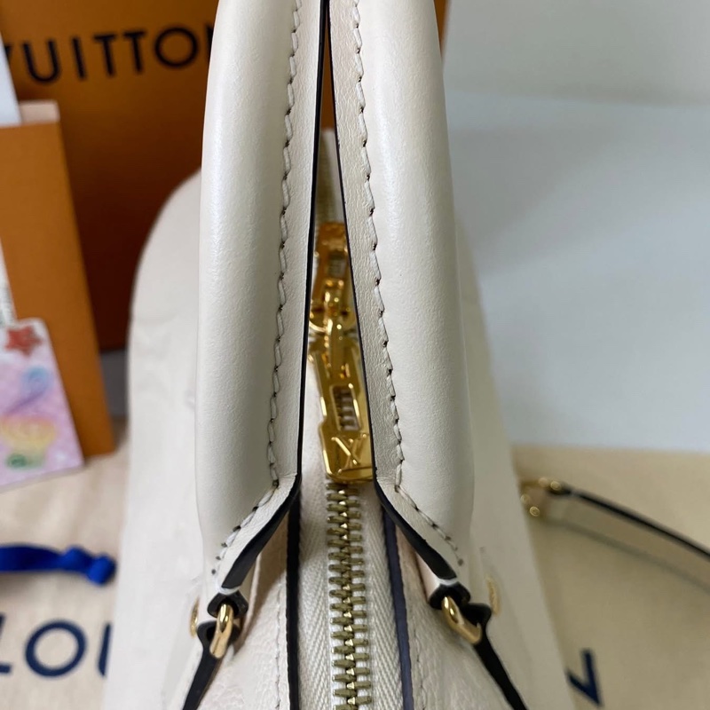 LV M58954 奶白色壓紋波士頓包-20