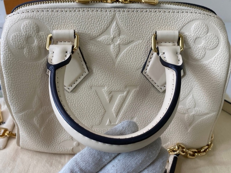 LV M58954 奶白色壓紋波士頓包-21