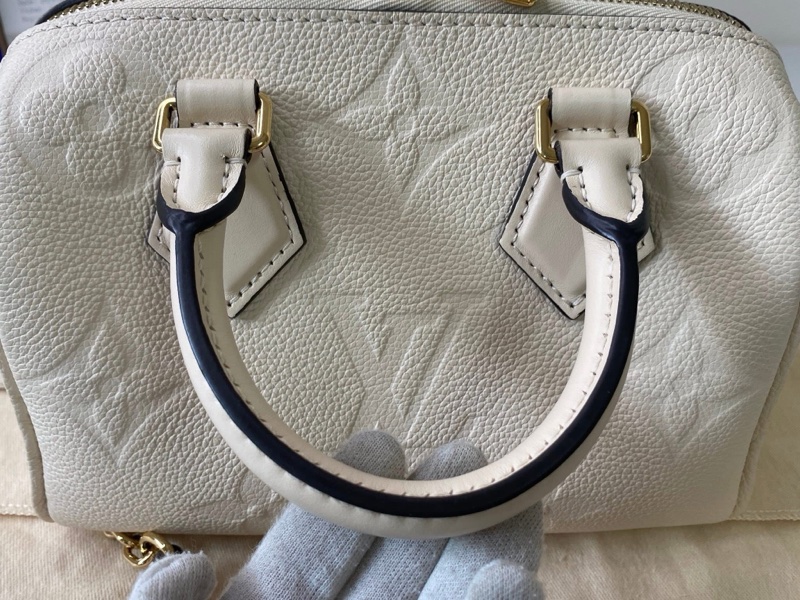 LV M58954 奶白色壓紋波士頓包-22
