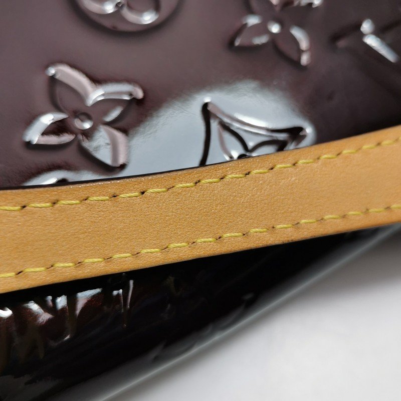 Louis Vuitton(LV) 植鞣革漆皮 Monogram 壓紋字母Logo標誌 單肩包-9