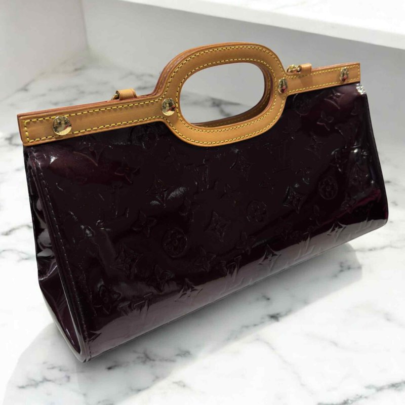 LV Monogram Vern漆亮皮壓紋內釦手提/肩背包酒紅色-2