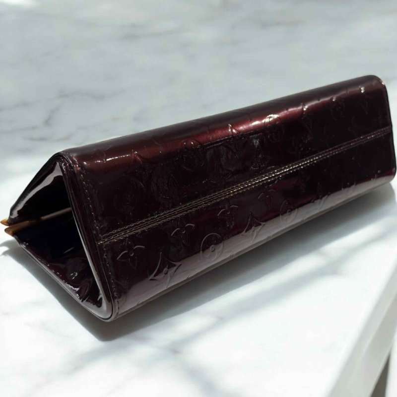 LV Monogram Vern漆亮皮壓紋內釦手提/肩背包酒紅色-3