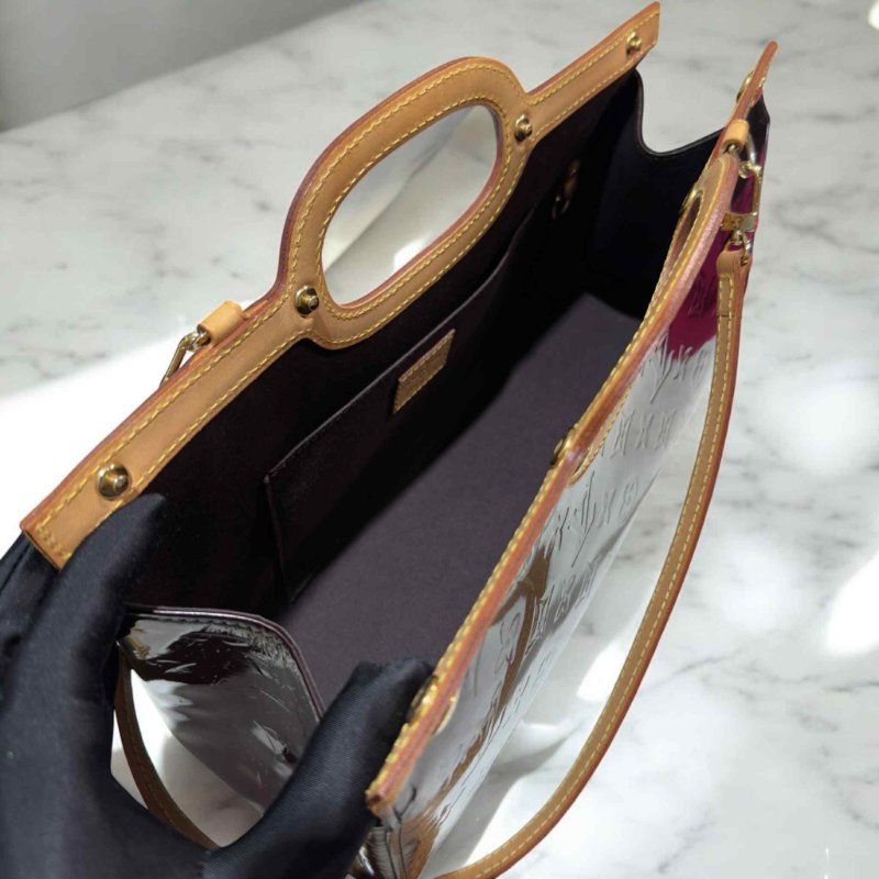 LV Monogram Vern漆亮皮壓紋內釦手提/肩背包酒紅色-5