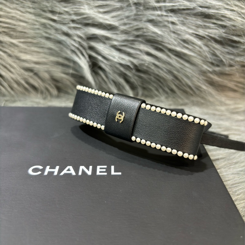 CHANEL AA9133 雙C金色LOGO 珍珠 黑色皮革蝴蝶結 髮飾髮圈髮箍-0