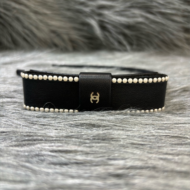 CHANEL AA9133 雙C金色LOGO 珍珠 黑色皮革蝴蝶結 髮飾髮圈髮箍-3