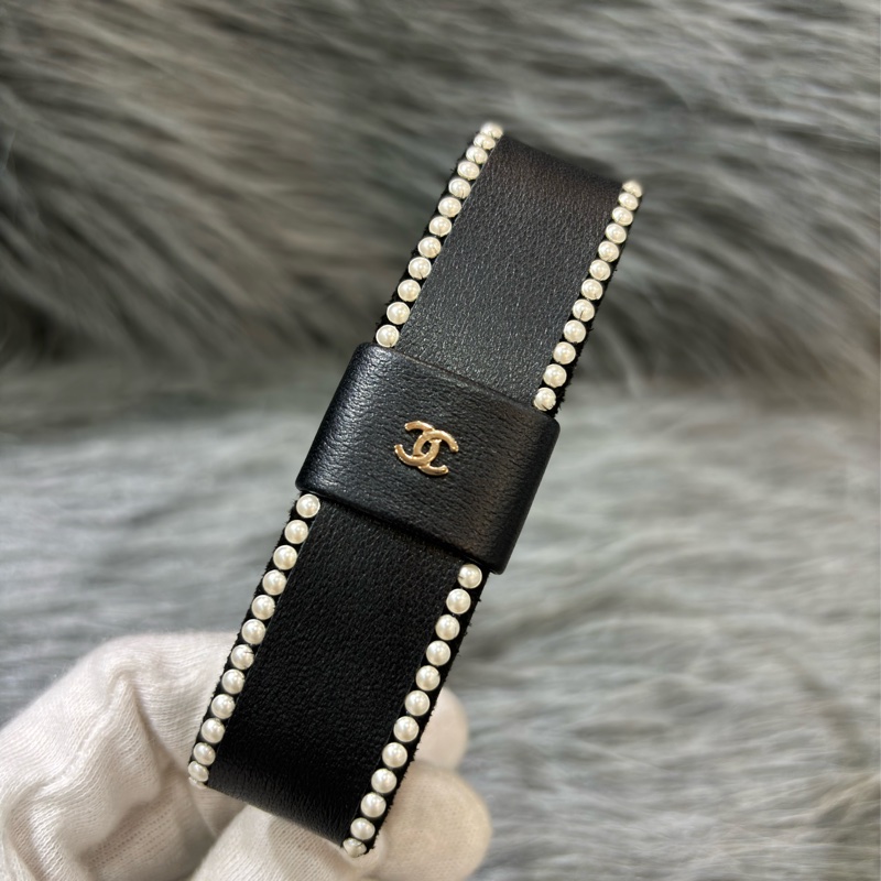 CHANEL AA9133 雙C金色LOGO 珍珠 黑色皮革蝴蝶結 髮飾髮圈髮箍-4