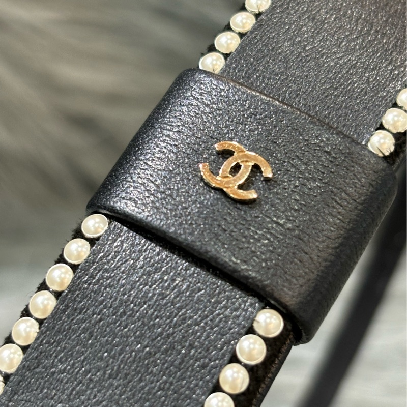 CHANEL AA9133 雙C金色LOGO 珍珠 黑色皮革蝴蝶結 髮飾髮圈髮箍-5