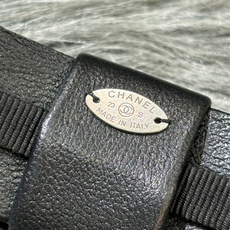 CHANEL AA9133 雙C金色LOGO 珍珠 黑色皮革蝴蝶結 髮飾髮圈髮箍-7