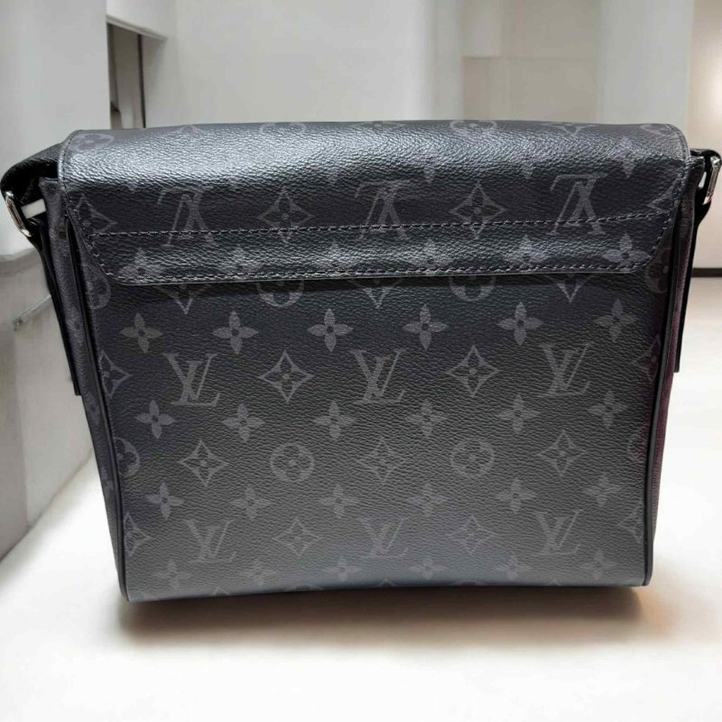 Louis Vuitton M46255 DISTRICT PM Eclipse斜背信差包(黑)-4