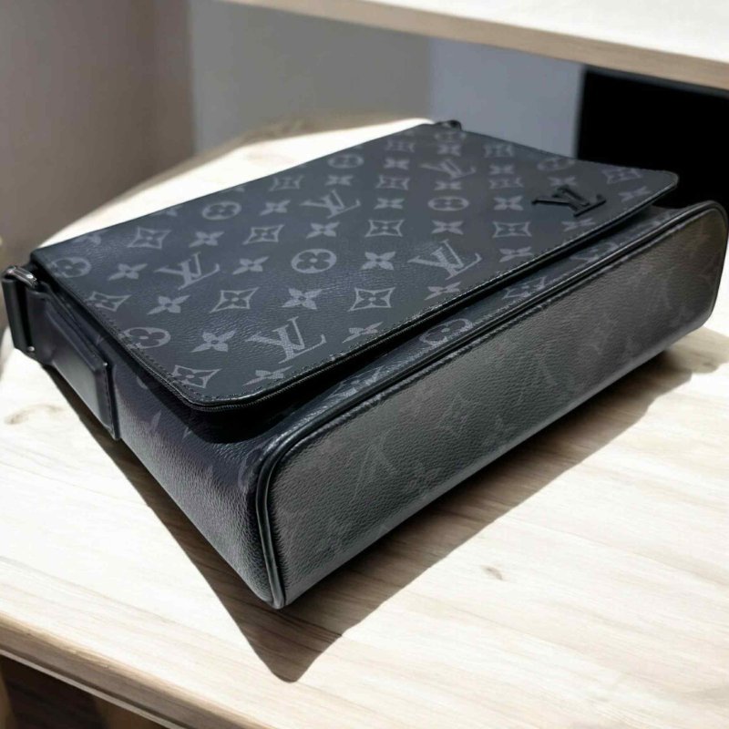 Louis Vuitton M46255 DISTRICT PM Eclipse斜背信差包(黑)-5