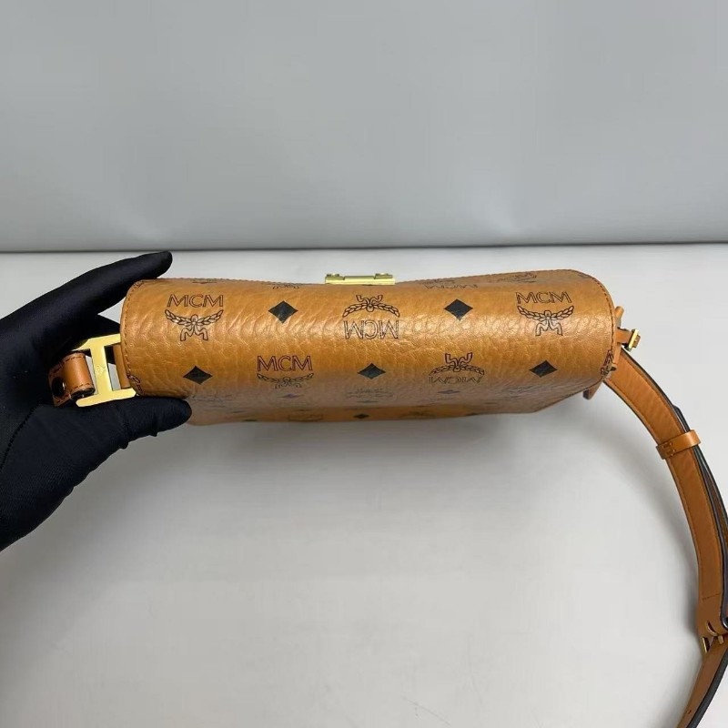 MCM 焦糖色全皮印花馬鞍包郵差包肩背包 斜背包-5
