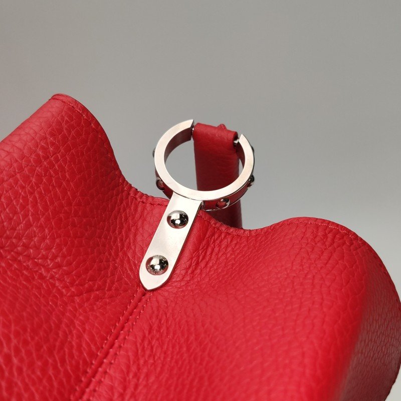 Louis Vuitton (LV) Capucines 大號牛皮 純色 金屬 LV搭扣 手提包-10