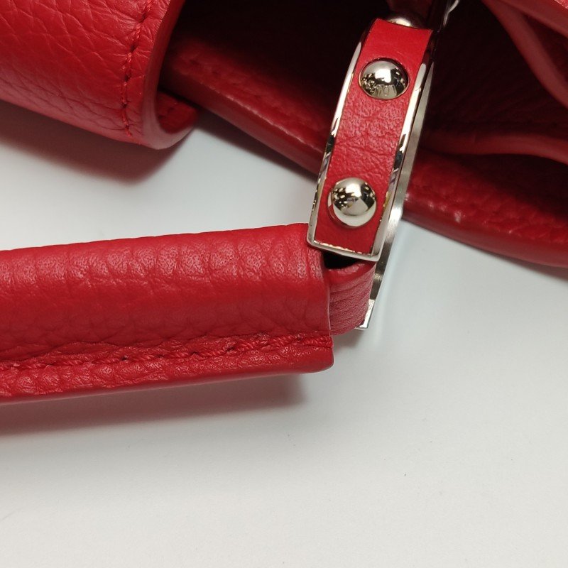 Louis Vuitton (LV) Capucines 大號牛皮 純色 金屬 LV搭扣 手提包-16