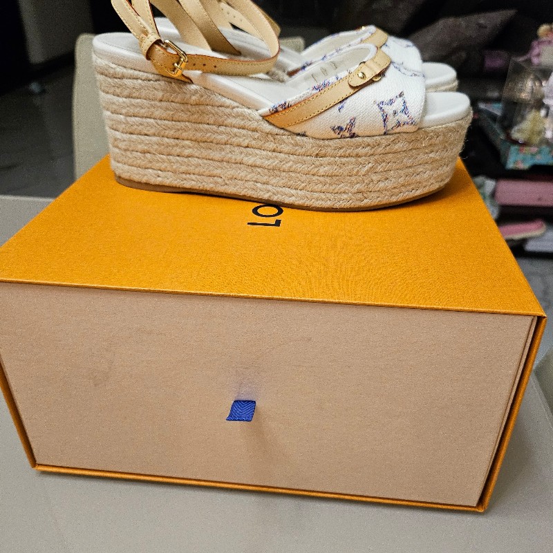 LV楔形跟涼鞋-2