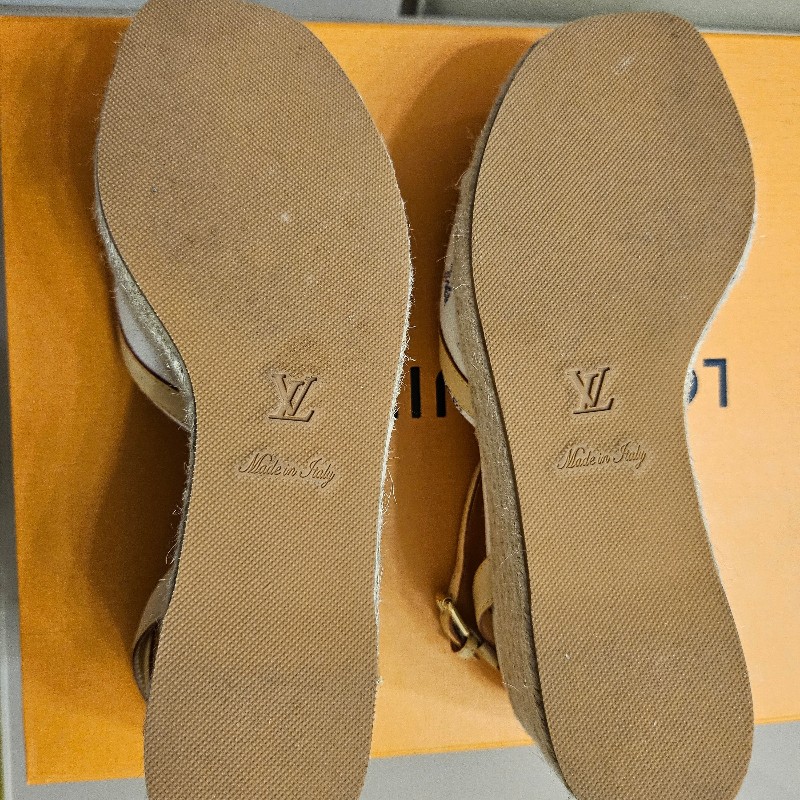 LV楔形跟涼鞋-5