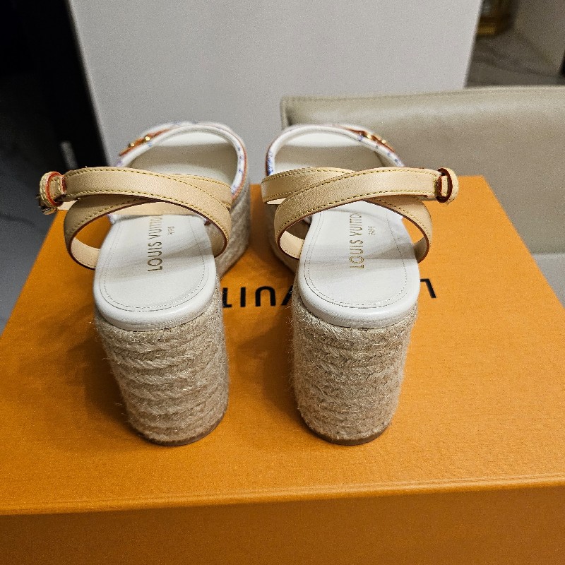 LV楔形跟涼鞋-7