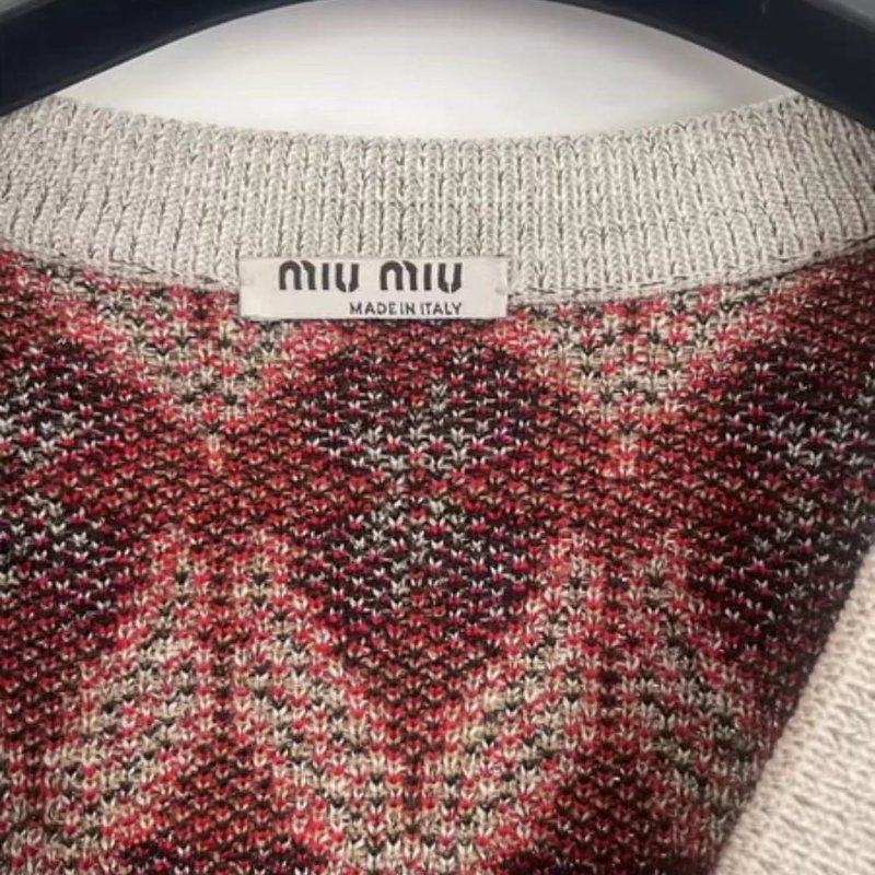 MIUMIU 羊毛針織開衫 尺寸38碼 胸圍90 衣服有彈力 衣長57 穿沒幾次-1