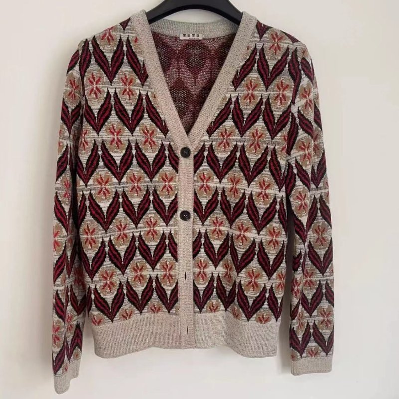 MIUMIU 羊毛針織開衫 尺寸38碼 胸圍90 衣服有彈力 衣長57 穿沒幾次-3
