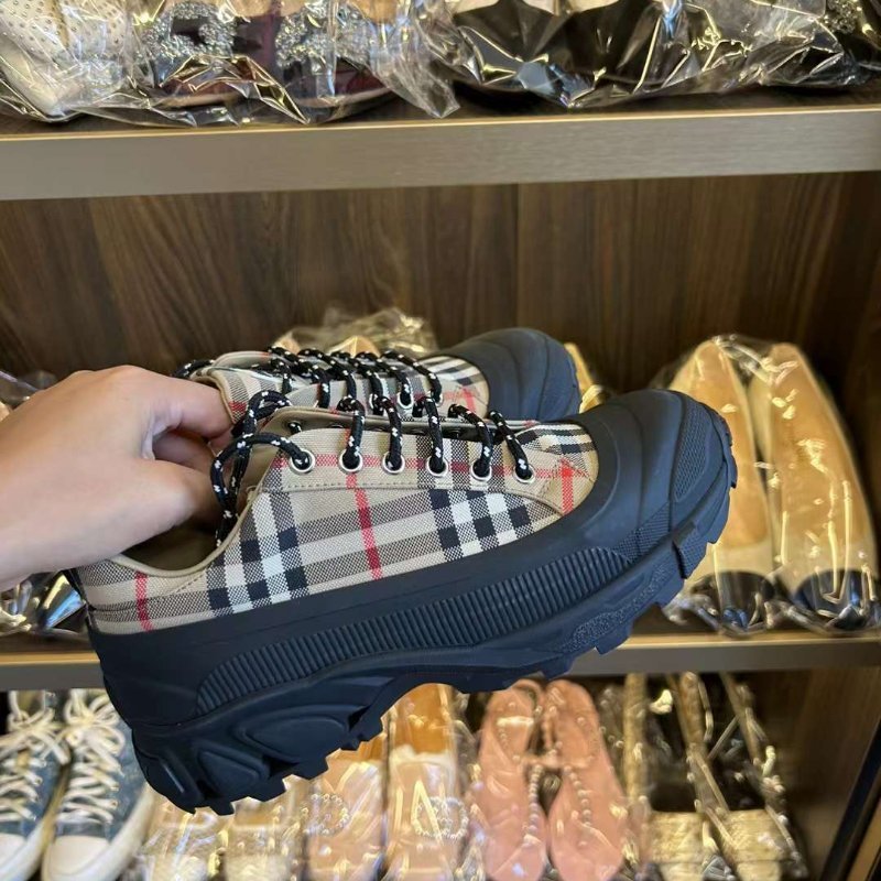 BURBERRY 尺寸37.5碼 穿一次非常新-1
