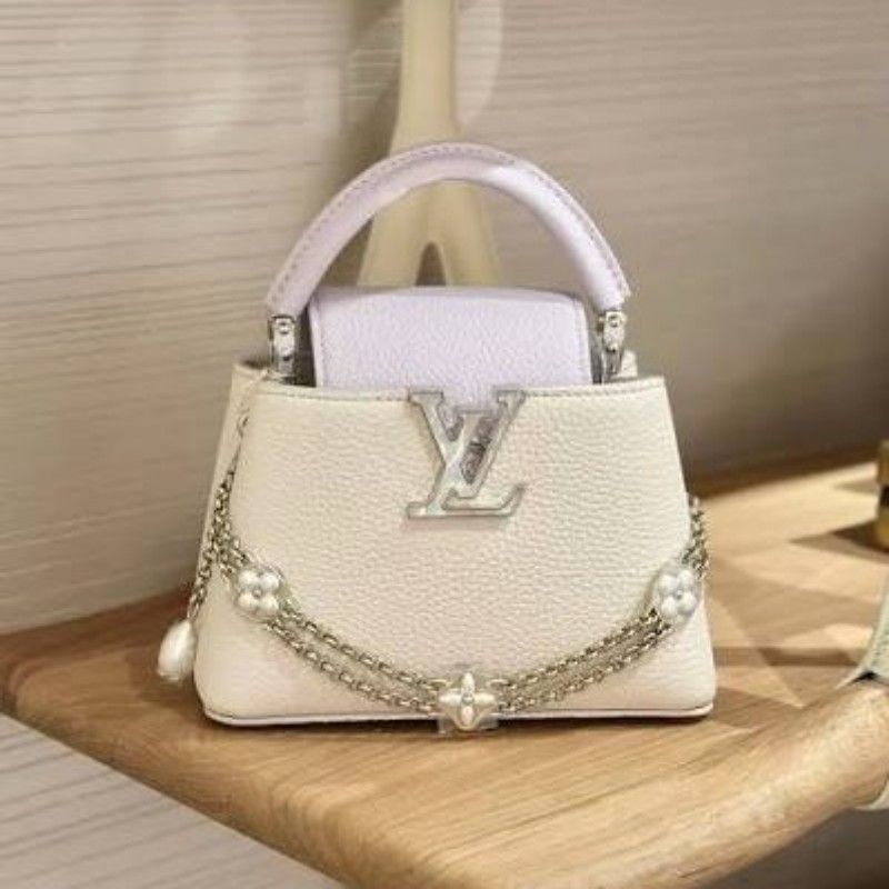 全新 LV 黑色/ 米白色  Daydream系列 經典Capucines 珍珠吊飾皮革包-1