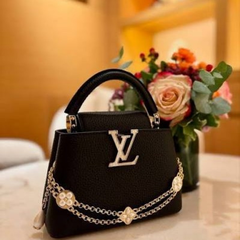 全新 LV 黑色/ 米白色  Daydream系列 經典Capucines 珍珠吊飾皮革包-2