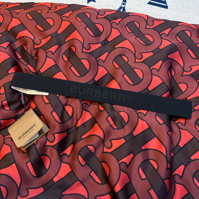 BURBERRY英國黑標典藏圍巾印花絲緞寬鬆披肩/緋紅-17