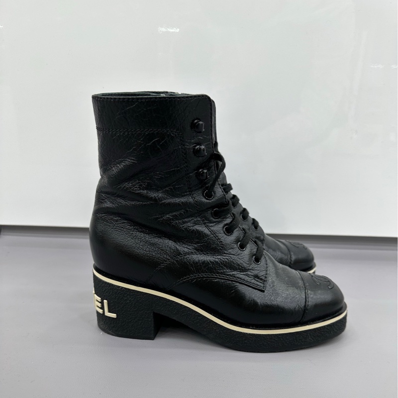 Chanel 黑白字母後跟馬丁靴 37碼 閒置-1