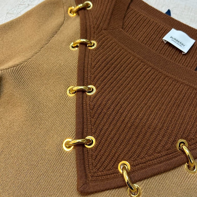 BURBERRY英國黑標金屬環裝飾雙色羊毛針織衫/暖駝色-5