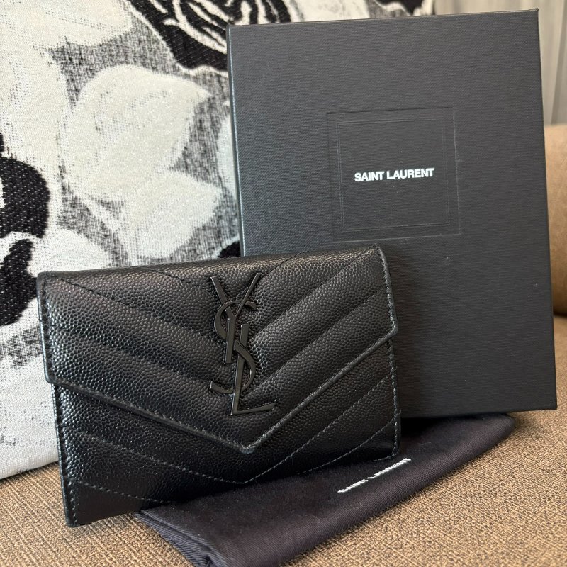 *SHIHNS名牌精品* YSL 聖羅蘭 Monogram粒面壓紋皮革小型信封錢包(黑)-0
