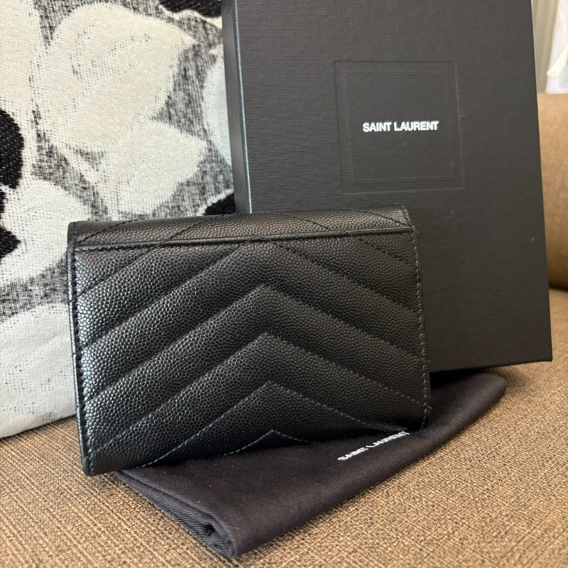 *SHIHNS名牌精品* YSL 聖羅蘭 Monogram粒面壓紋皮革小型信封錢包(黑)-1