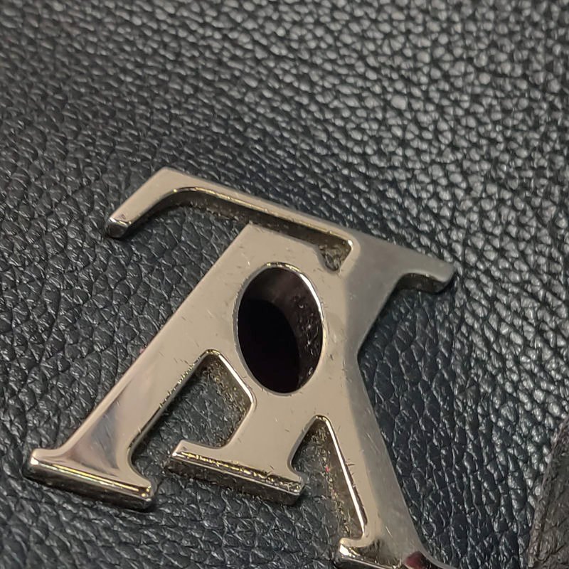 Louis Vuitton (LV) Lockme 牛皮 純色 LV 轉鎖 單肩包-10