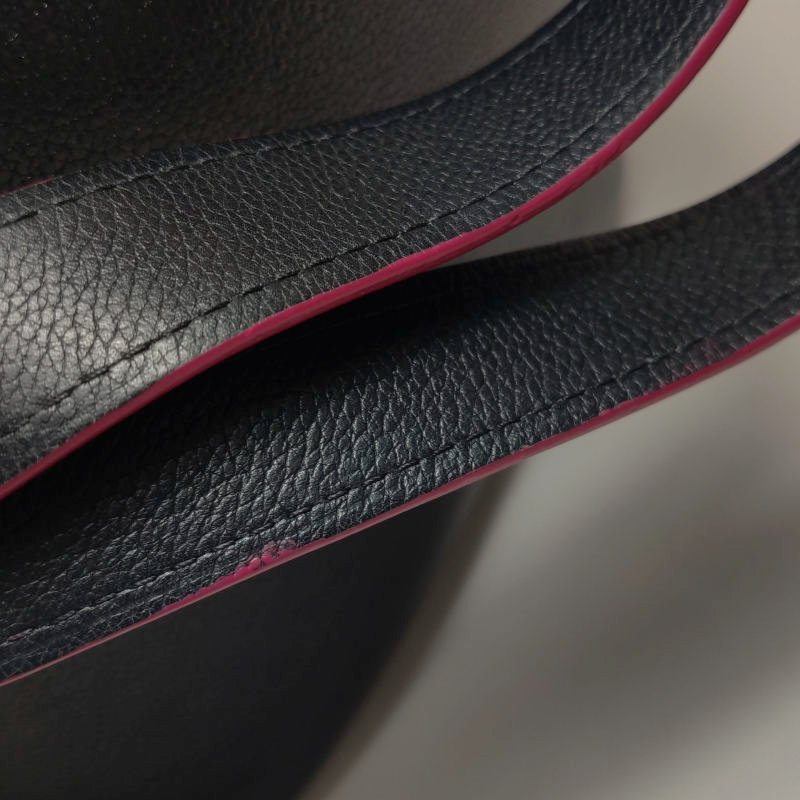 Louis Vuitton (LV) Lockme 牛皮 純色 LV 轉鎖 單肩包-11