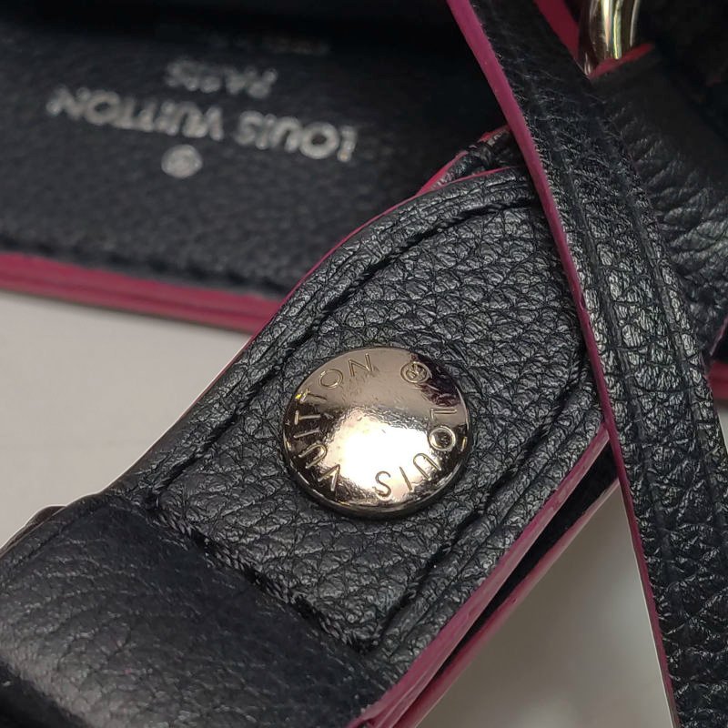 Louis Vuitton (LV) Lockme 牛皮 純色 LV 轉鎖 單肩包-13