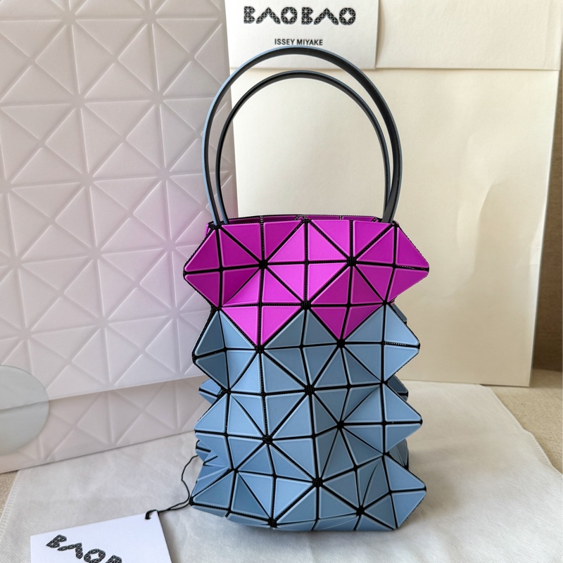 【全新專櫃購入】 2025新款 ISSEY MIYAKE 三宅一生 BAO BAO GROWTH 幾何斜背包 粉水藍拼色-0