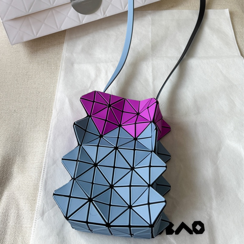 【全新專櫃購入】 2025新款 ISSEY MIYAKE 三宅一生 BAO BAO GROWTH 幾何斜背包 粉水藍拼色-3