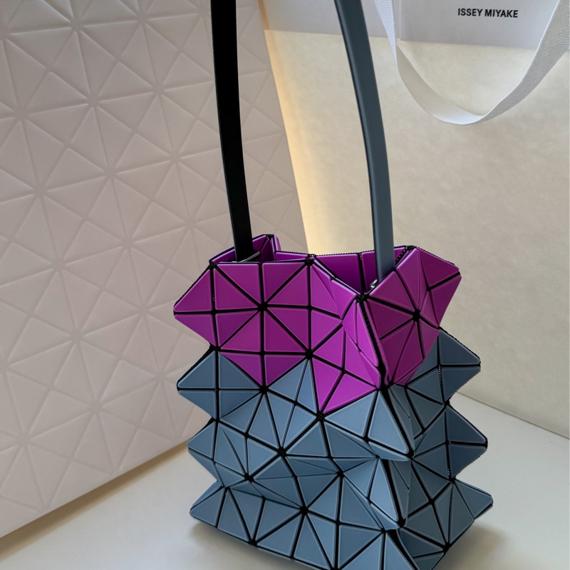 【全新專櫃購入】 2025新款 ISSEY MIYAKE 三宅一生 BAO BAO GROWTH 幾何斜背包 粉水藍拼色-4