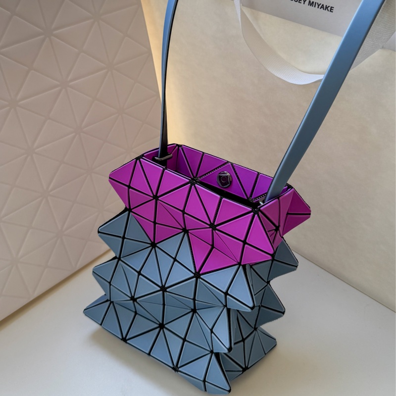 【全新專櫃購入】 2025新款 ISSEY MIYAKE 三宅一生 BAO BAO GROWTH 幾何斜背包 粉水藍拼色-5