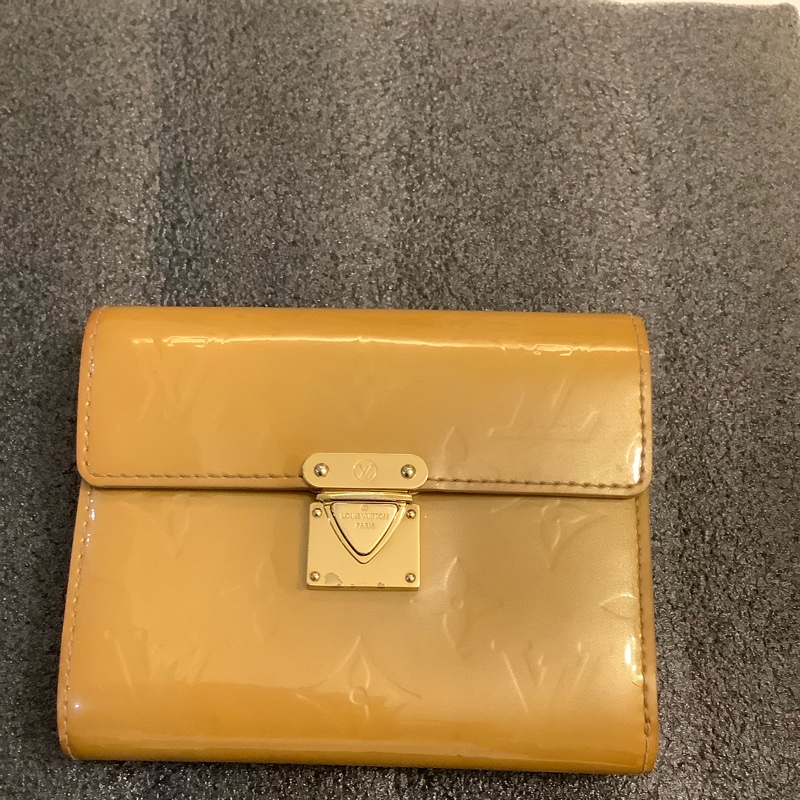LV 漆皮壓花皮夾-5