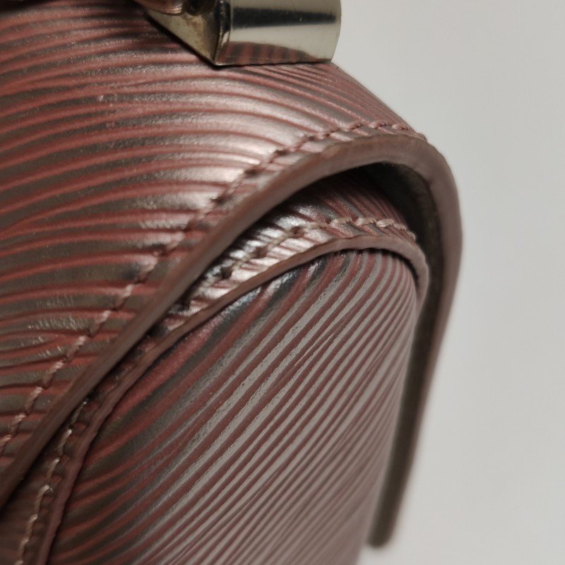 Louis Vuitton (LV) Twist 小號 牛皮 純色水波紋 旋轉鎖扣 單肩包-14